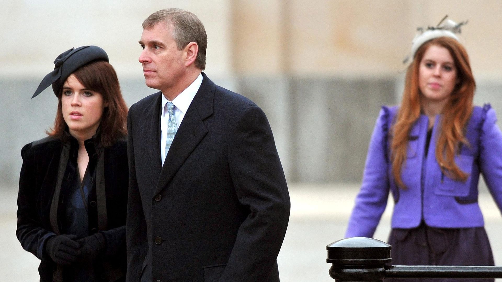 El expríncipe Andrés con sus hijas en una imagen de archivo