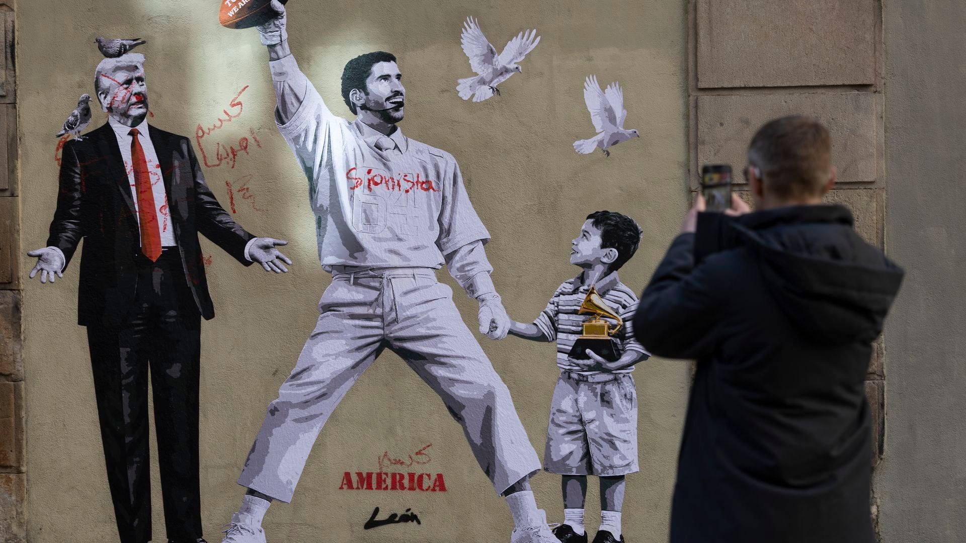 El grafiti con la imagen de Bad Bunny que reivindica en Barcelona la paz frente a Trump