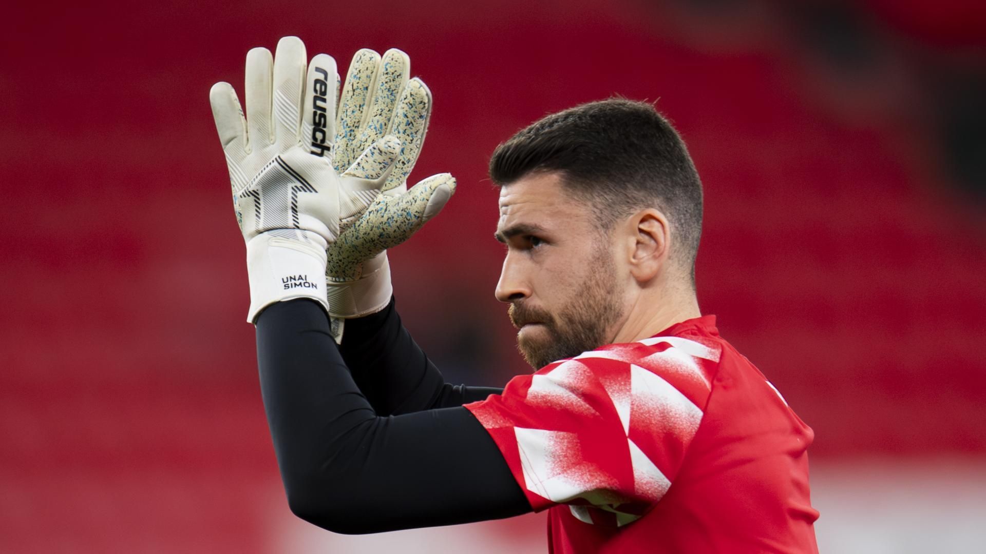 El portero Unai Simón saluda al calentar en San Mamés