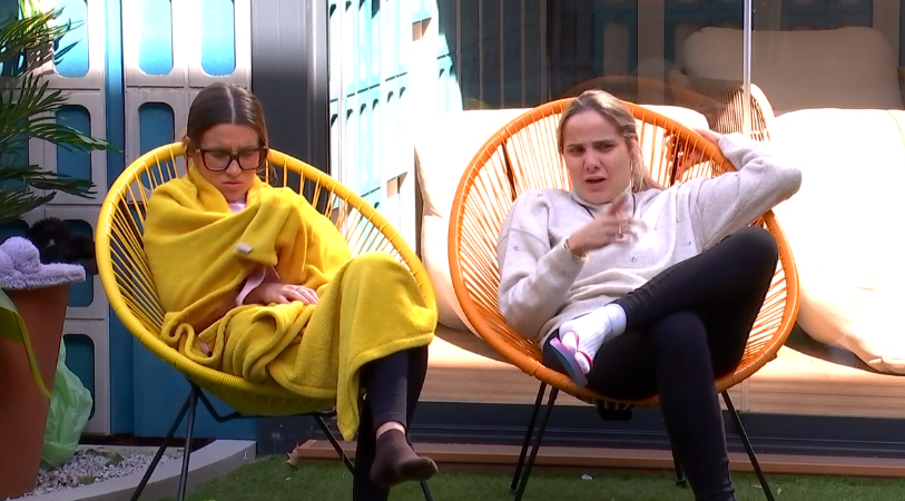 Gloria González y Sandra Barrios charlan en el jardín