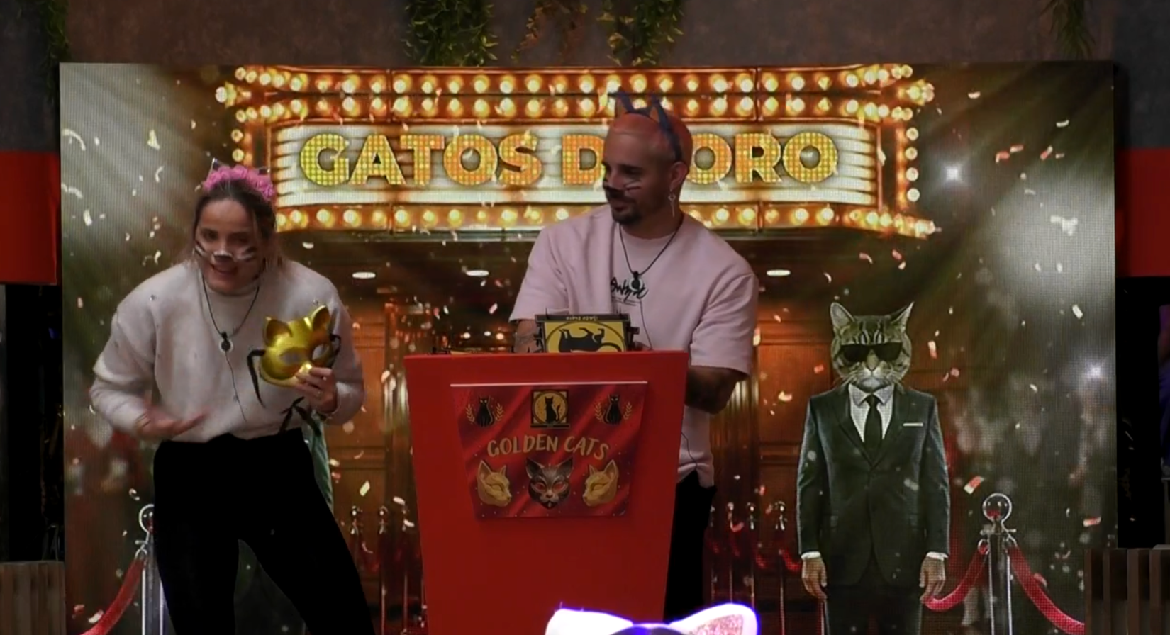 Gloria recogiendo su máscara