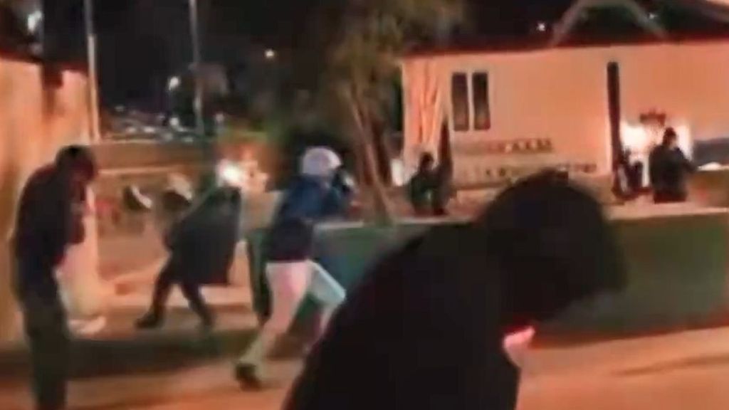 Disparos al aire y bengalas en el centro de Málaga para grabar un vídeo viral: denuncian al organizador de la quedada