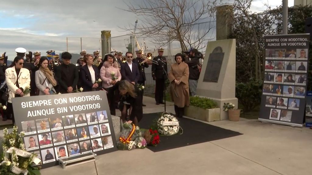 Un centenar de personas recuerdan a los fallecidos en el naufragio del Pitanxo hace 3 años