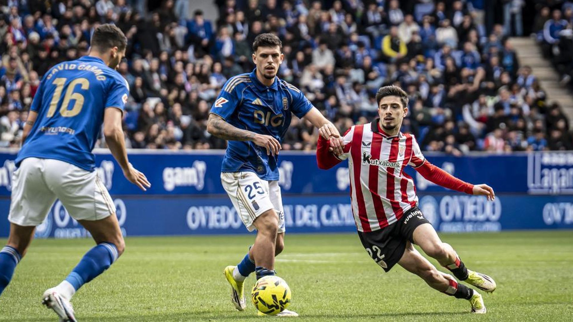 Javi López, en una jugada del Real Oviedo-Athletic
