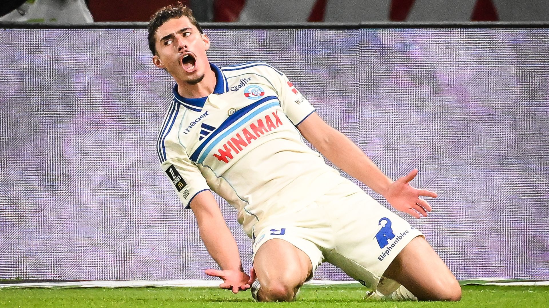 Joaquín Panichelli celebra un gol con el Estrasburgo