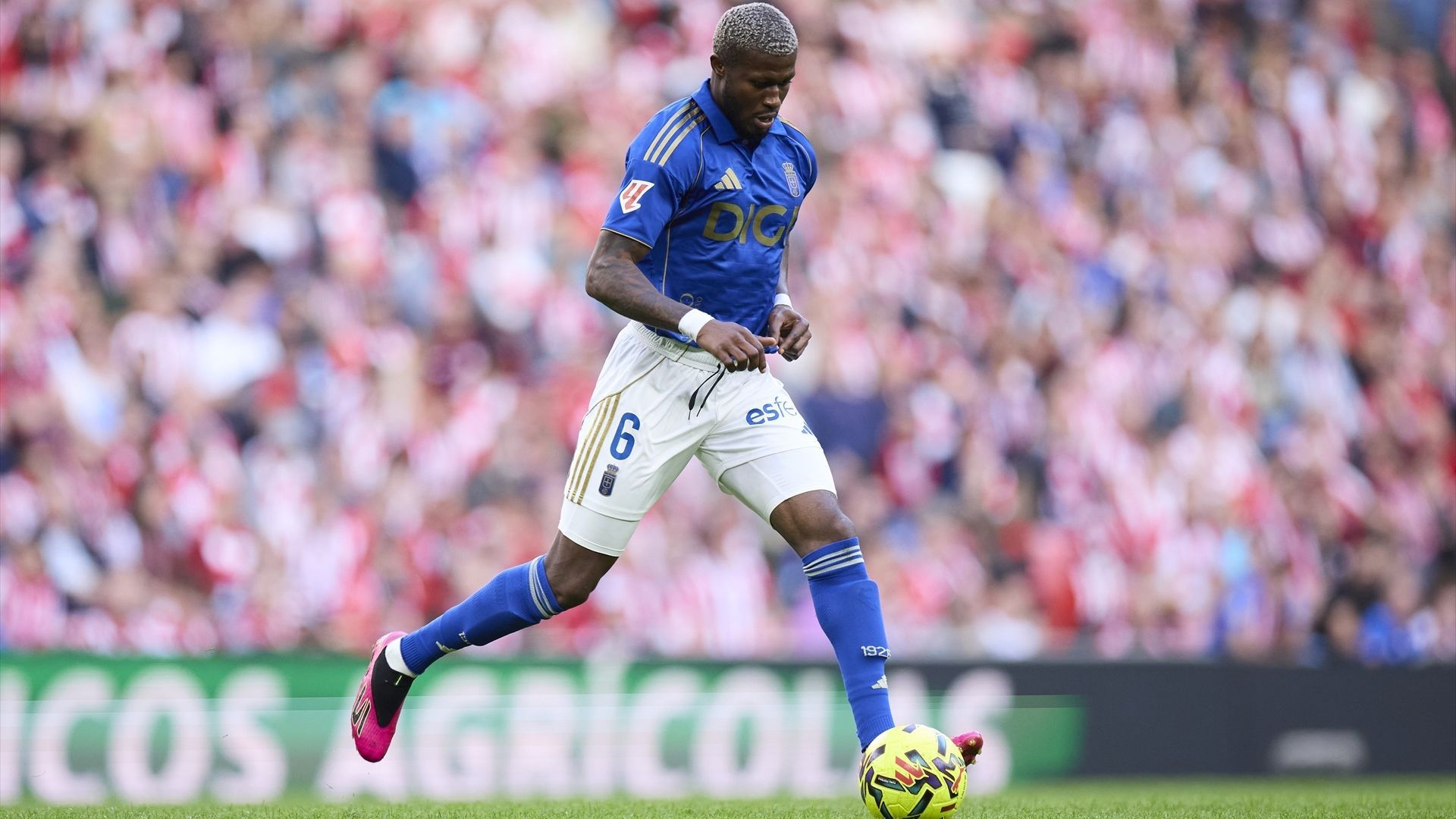 Kwasi Sibo conduce durante el Athletic-Oviedo