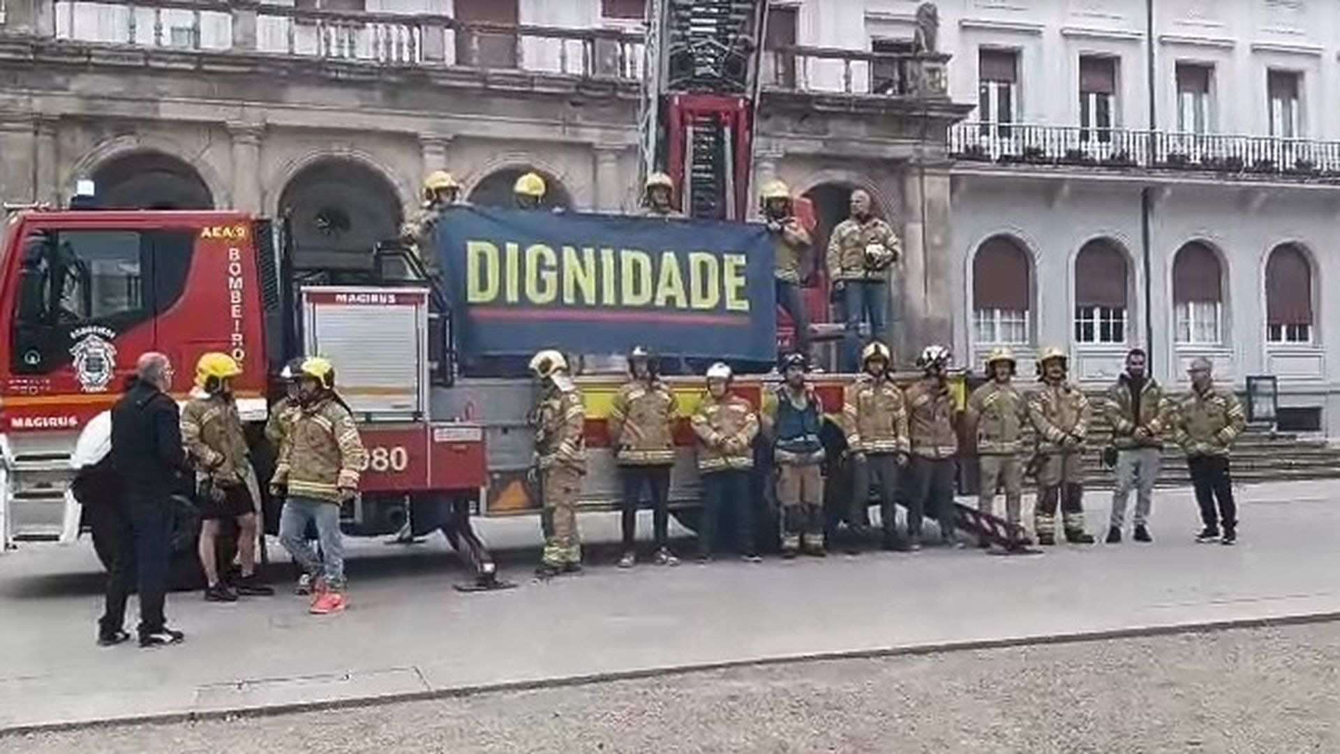 Los Bomberos de Ferrol llevan su protesta por la falta de medios hasta el Ayuntamiento