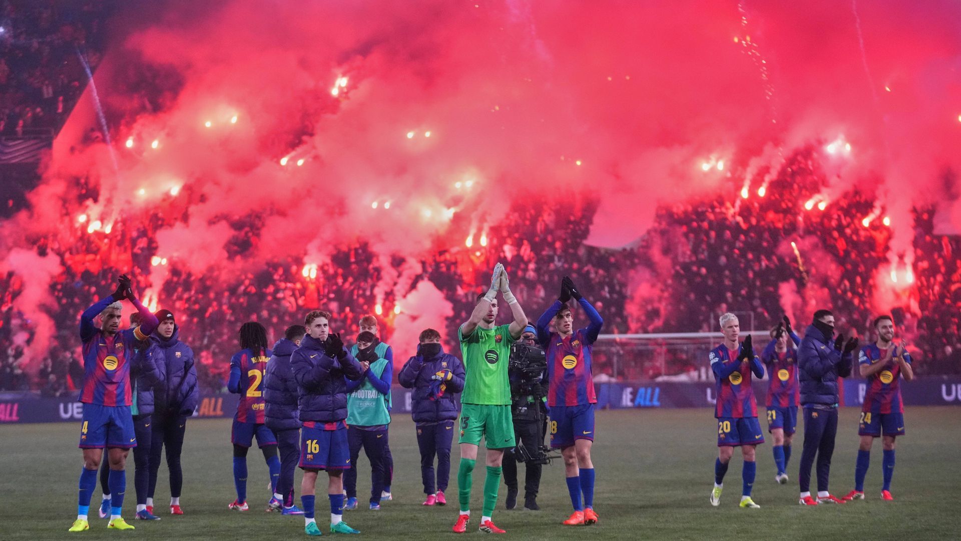 Los jugadores del Barcelona saludando a su afición en Praga