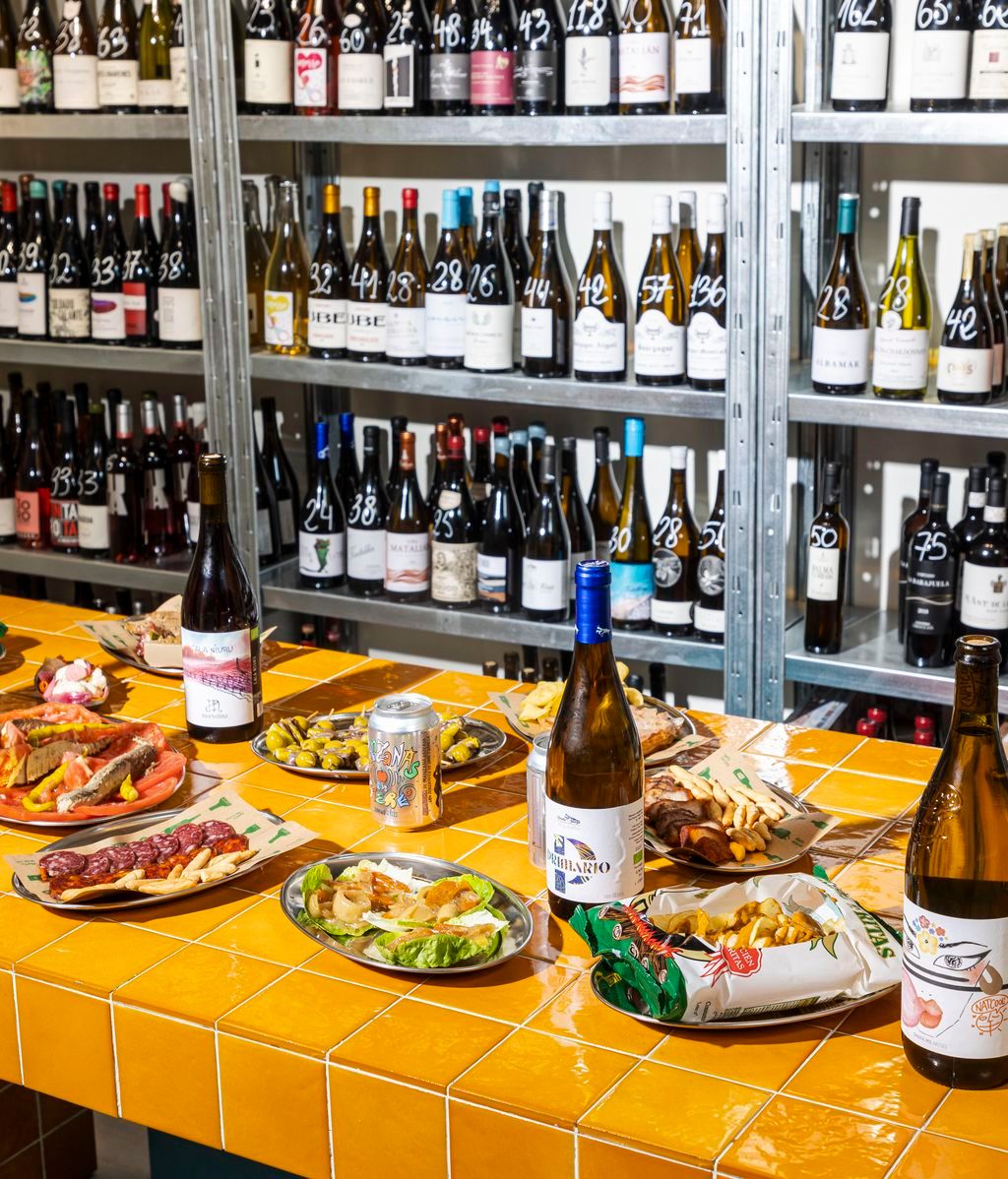 Algunos de los vinos que despachan en el bar y algo de picoteo