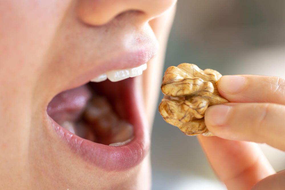 Mujer comiéndose una nuez