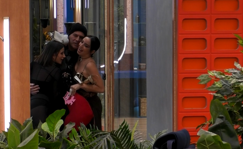 Sandra y Ana abrazan a Carlos