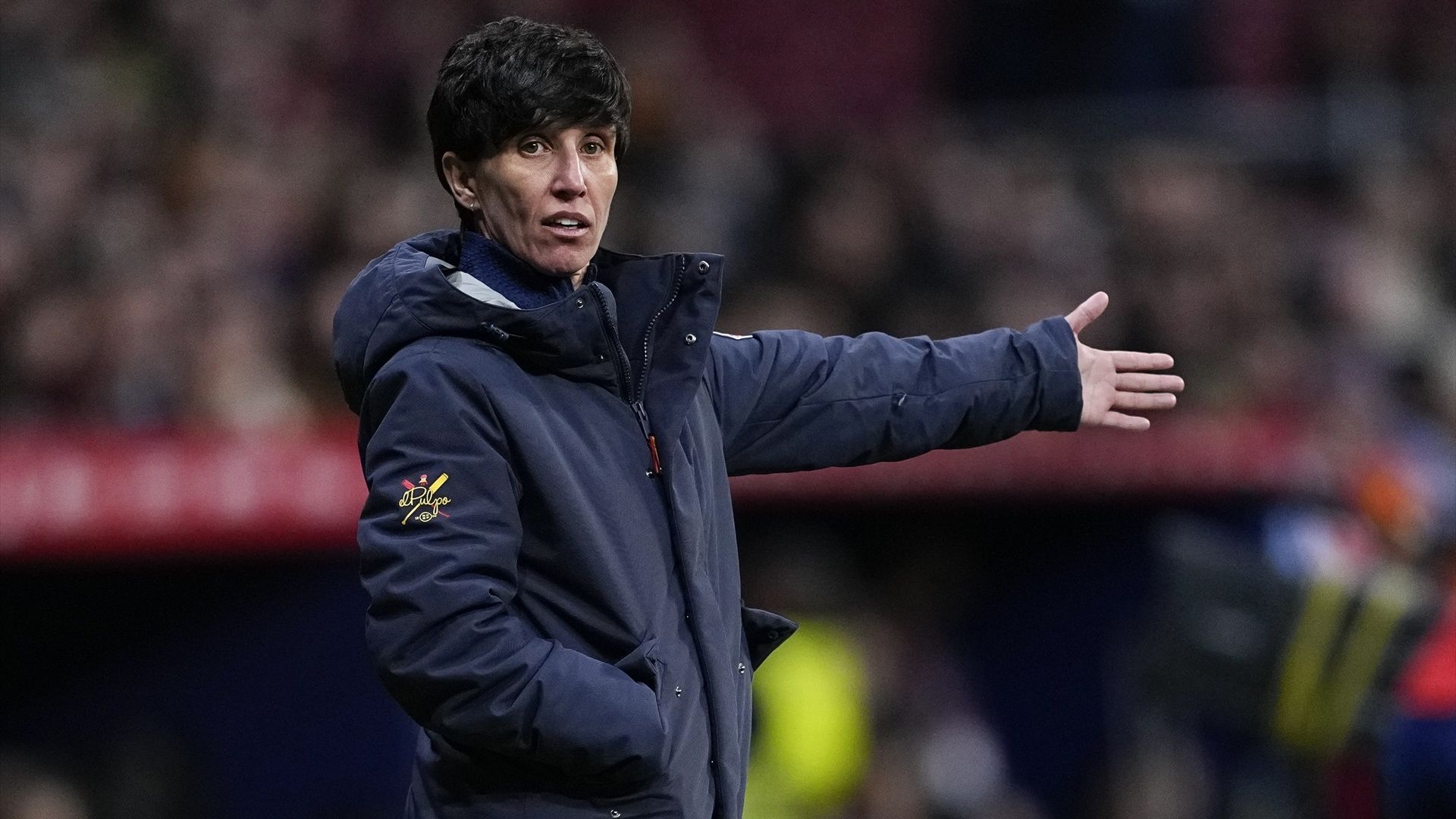 Sonia Bermúdez da indicaciones a sus jugadoras en un partido