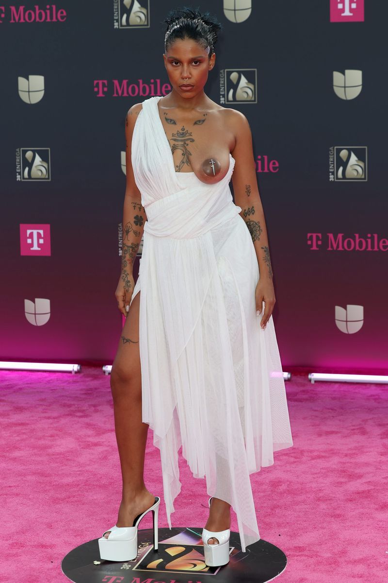 Tokischa, en la alfombra roja de los Premios Lo Nuestro 2026