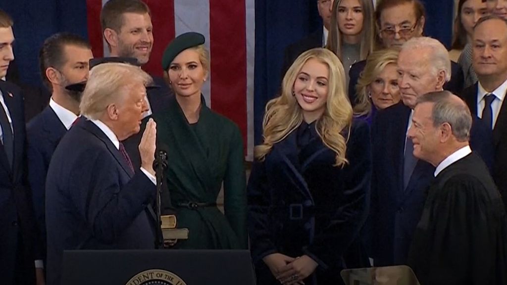 Trump ataca a los jueces del Supremo tras decir no a sus aranceles, incluso al juez con el que juró su cargo