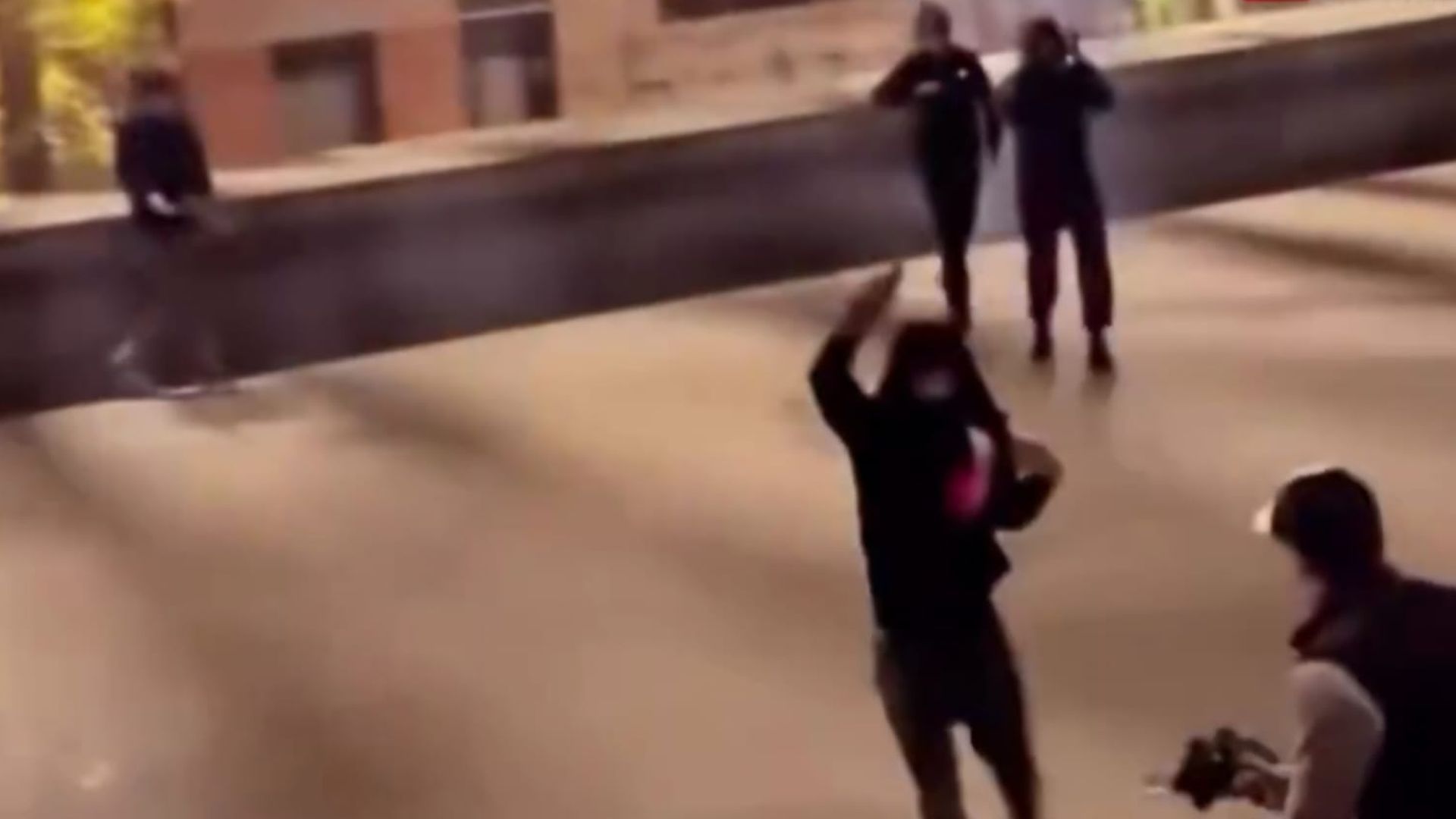 Un momento de la grabación en el que se ve a un joven portando un arma de fogueo