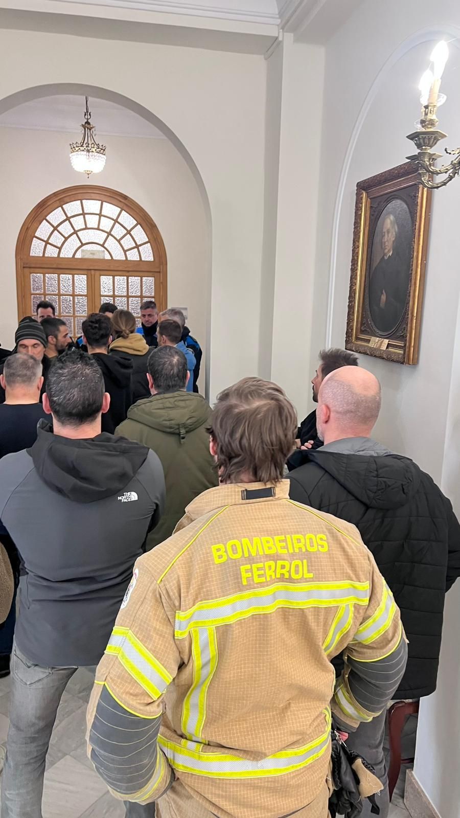 Una veintena de bomberos se desplazaron al Ayuntamiento de Ferrol para hablar con el alcalde