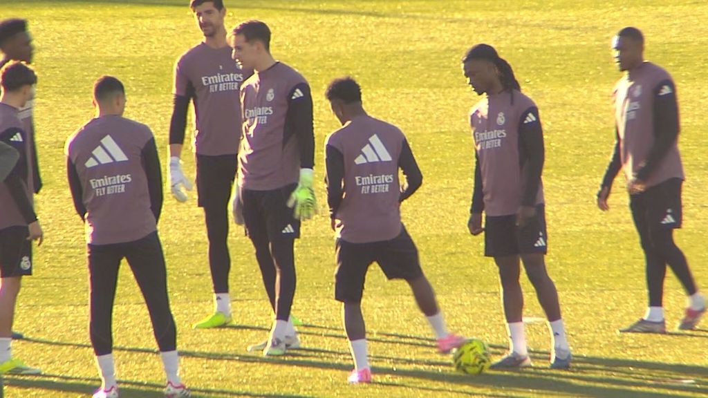 Vinicius se divierte antes de Osasuna en un entrenamiento con una baja de última hora para Arbeloa