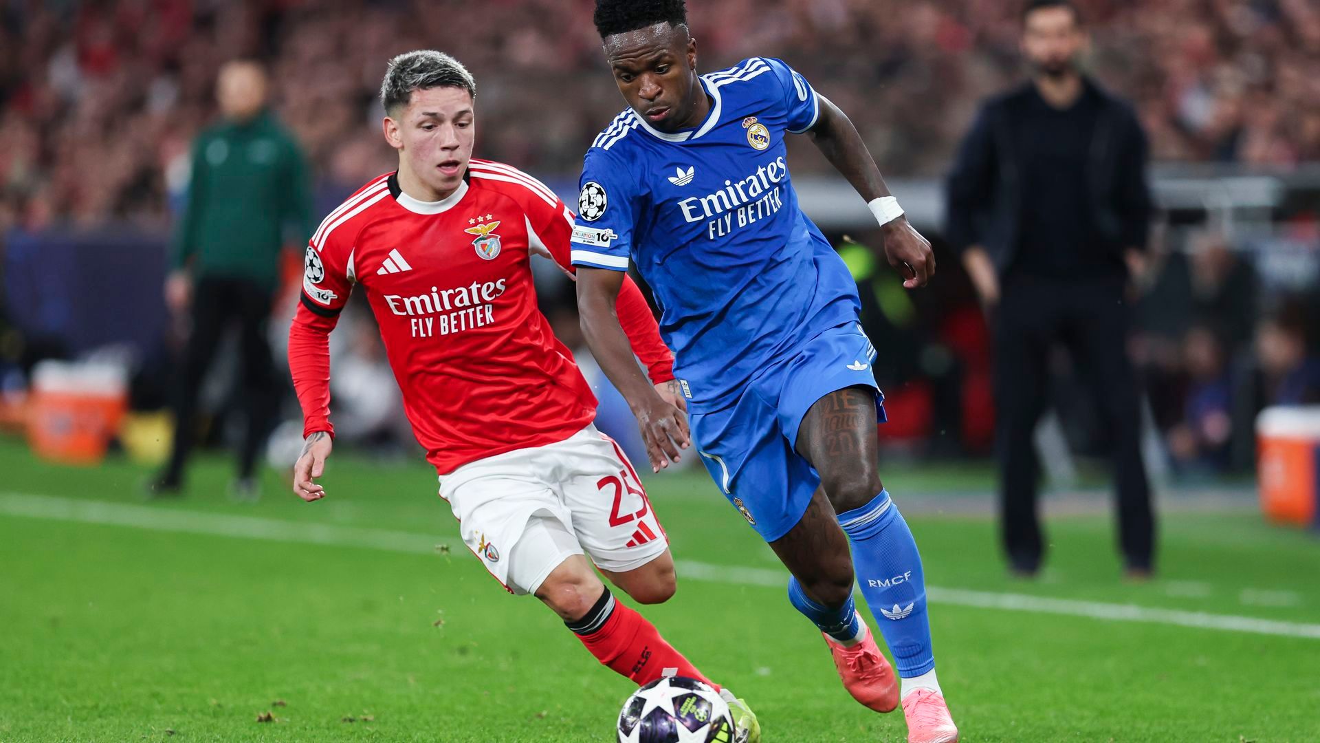 Vinicius y Prestianni durante el partido del Benfica y el Real Madrid de la Champions League