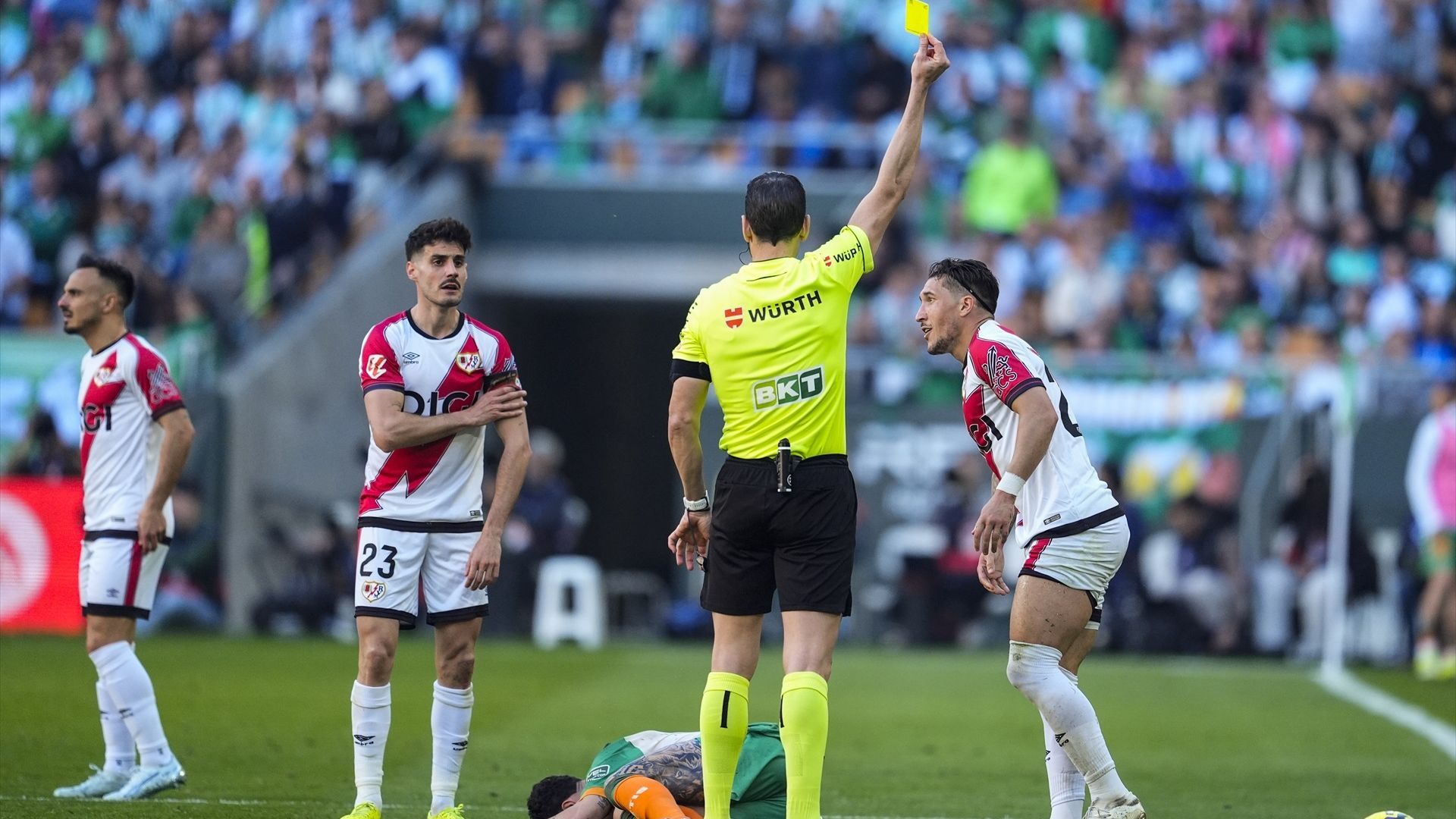 Amarilla de Martínez Munuera al Pacha Espino en el Betis-Rayo