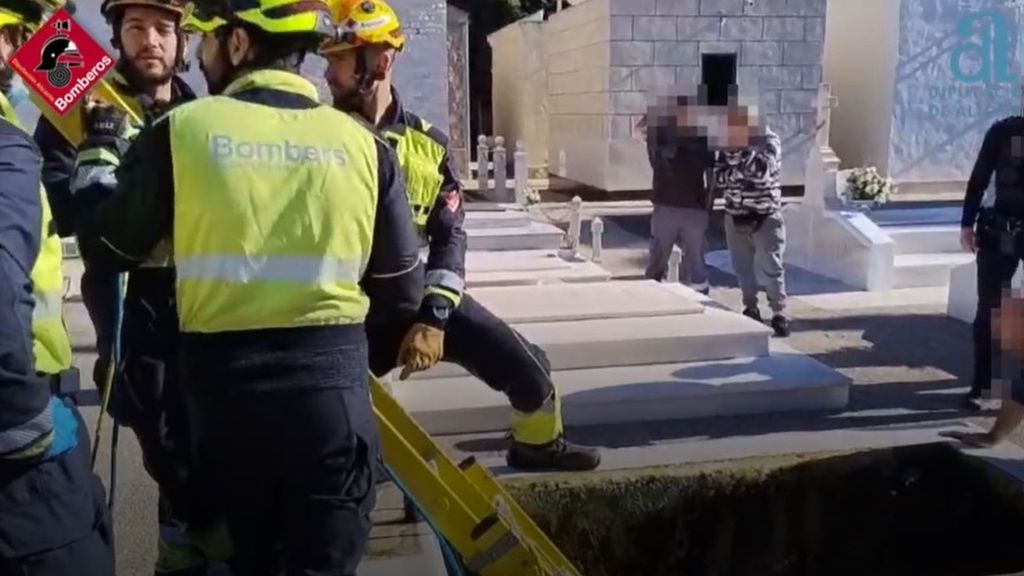 Así ha sido el rescate de un trabajador del cementerio de Torrevieja que ha caído en el foso de una tumba
