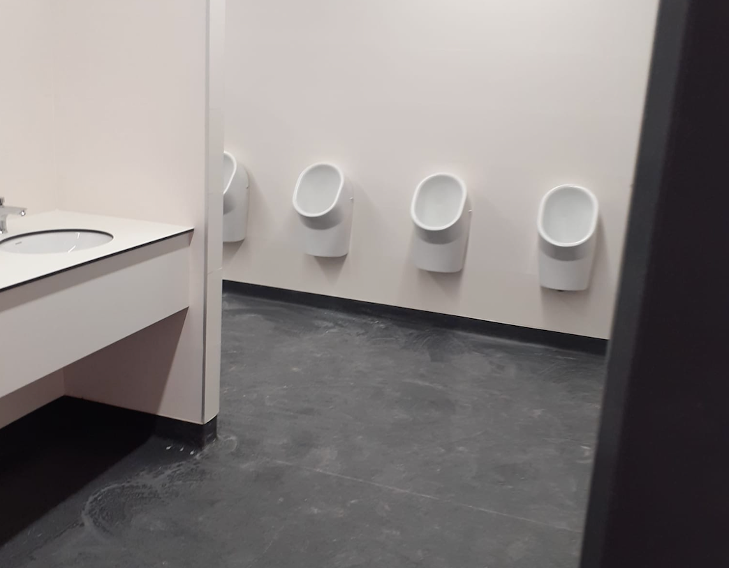 Así son los baños del Nou Mestalla