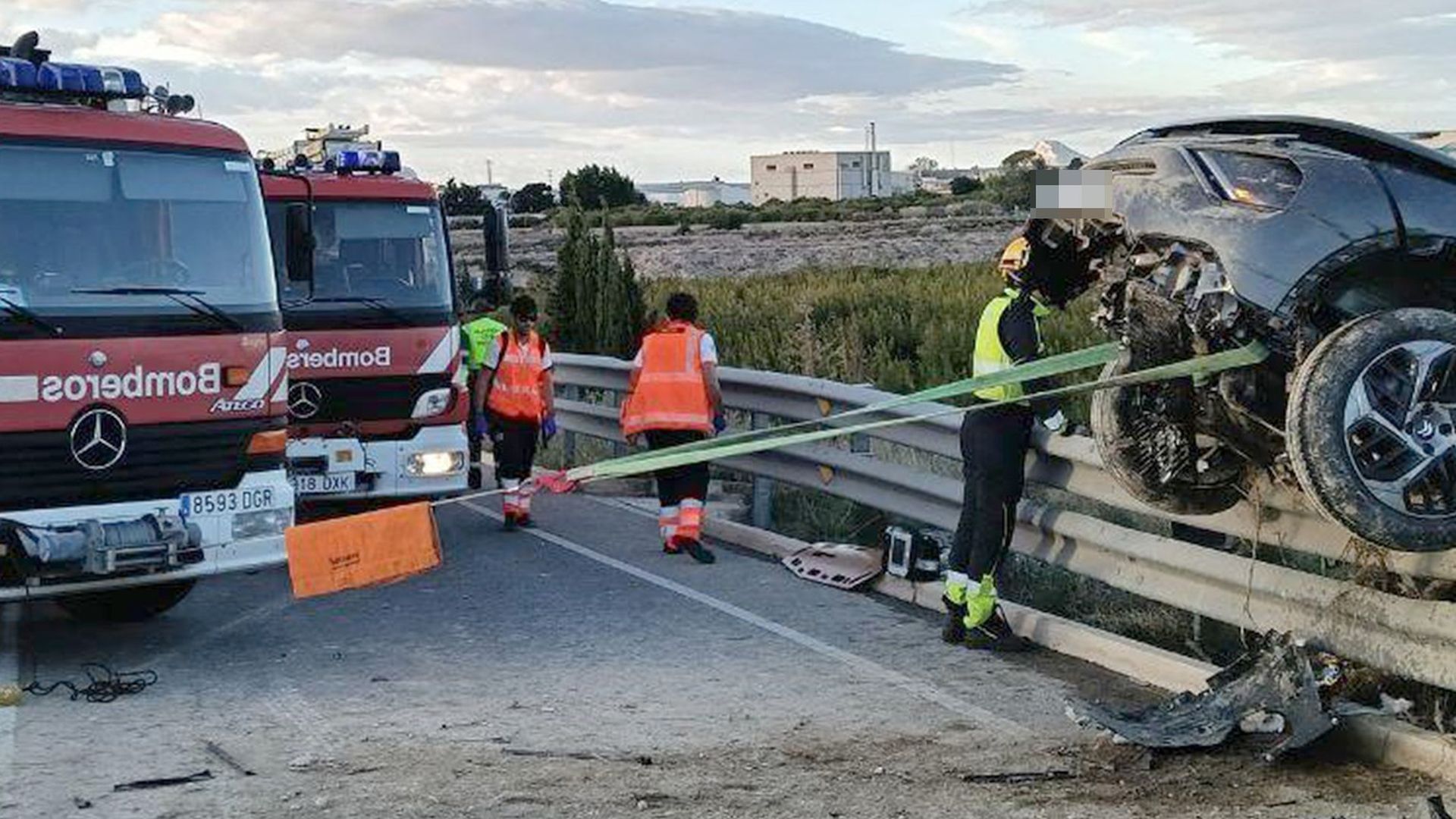 Bomberos de Alicante actuando en un accidente de tráfico Bomberos de Alicante actuando en un accidente de tráfico