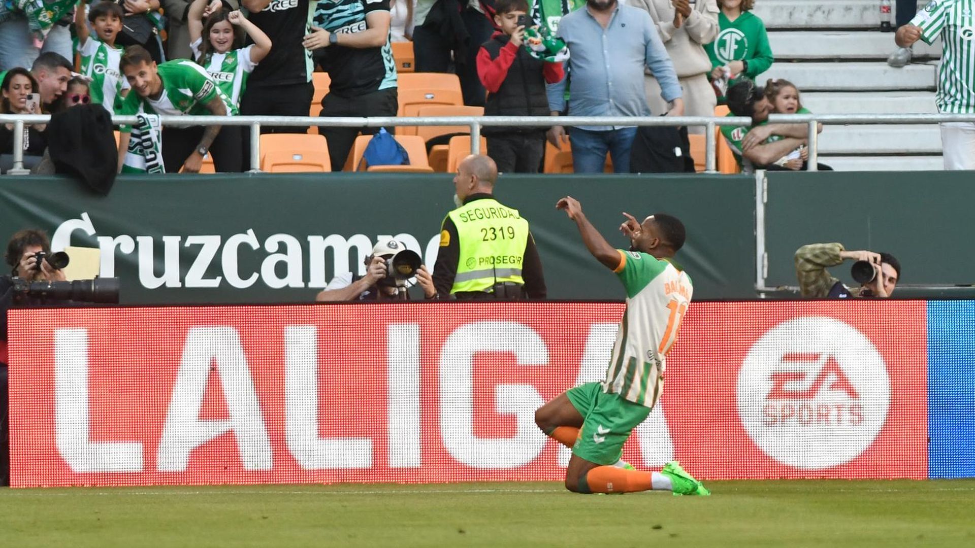 Celebración de Bakambu, en el Betis - Rayo