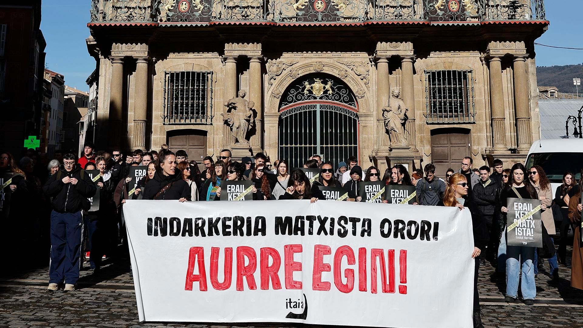 Concentración ante el Ayuntamiento de Pamplona por el último crimen machista en Navarra