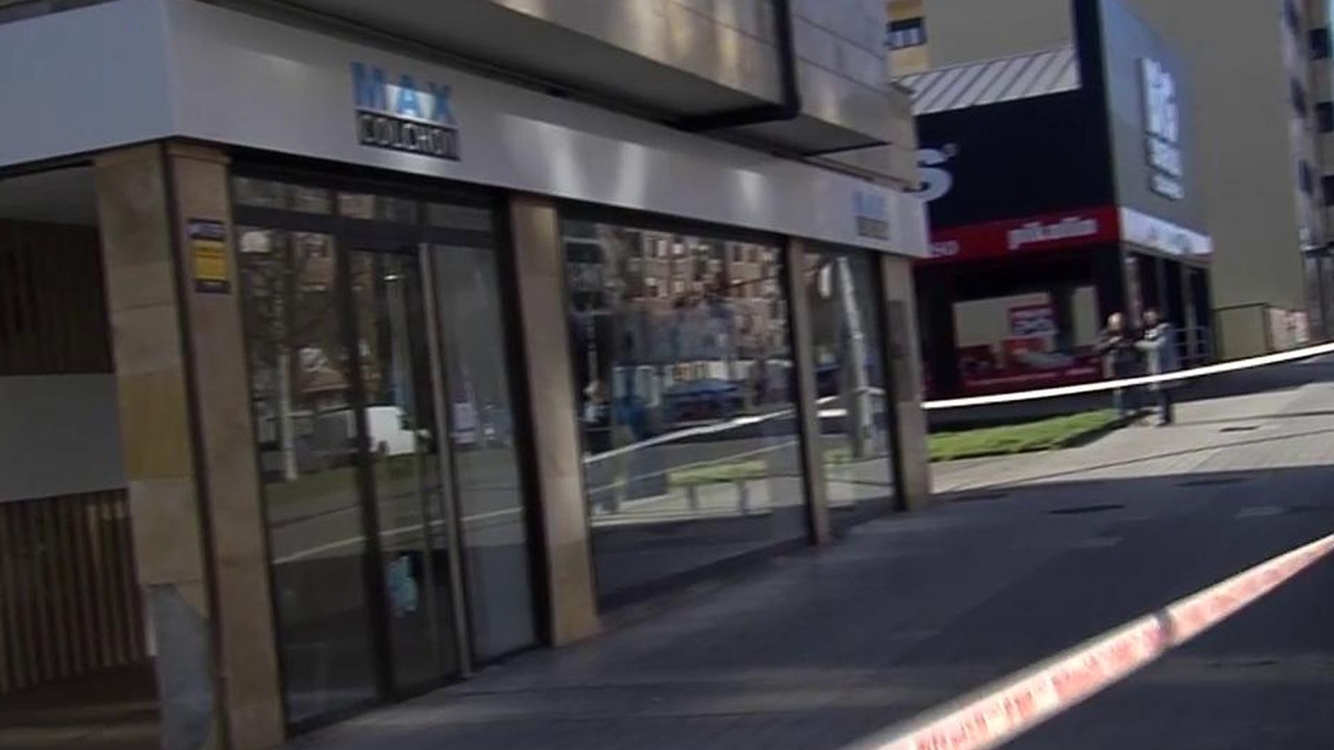 Dos muertos en Gijón después de que el conductor de una grúa sufriera un síncope mientras transportaba una furgoneta