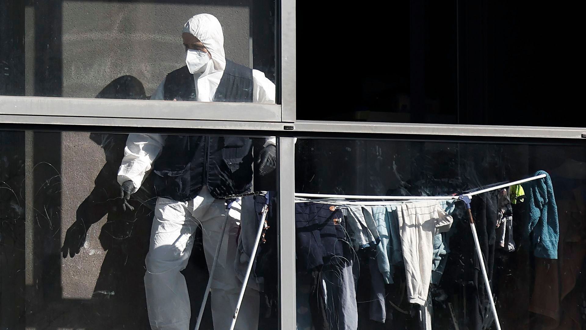 Efectivos de la Policía Judicial de la Policia Foral en el piso donde ocurrió el crimen de Sarriguren