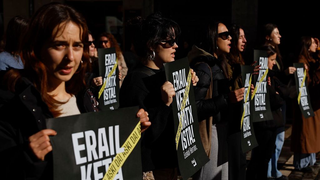 El momento en el que el Ayuntamiento de Pamplona ha condenado el último crimen machista en Sarriguren, Navarra