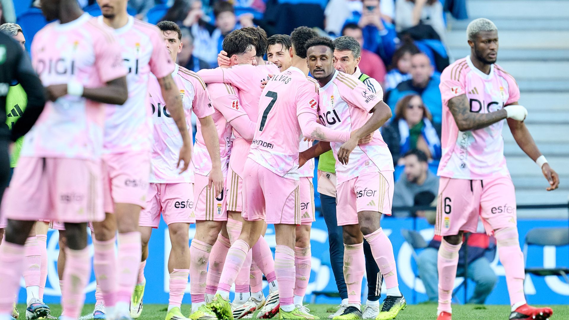 El Real Oviedo celebra uno de los goles de Fede Viñas El Real Oviedo celebra uno de los goles de Fede Viñas