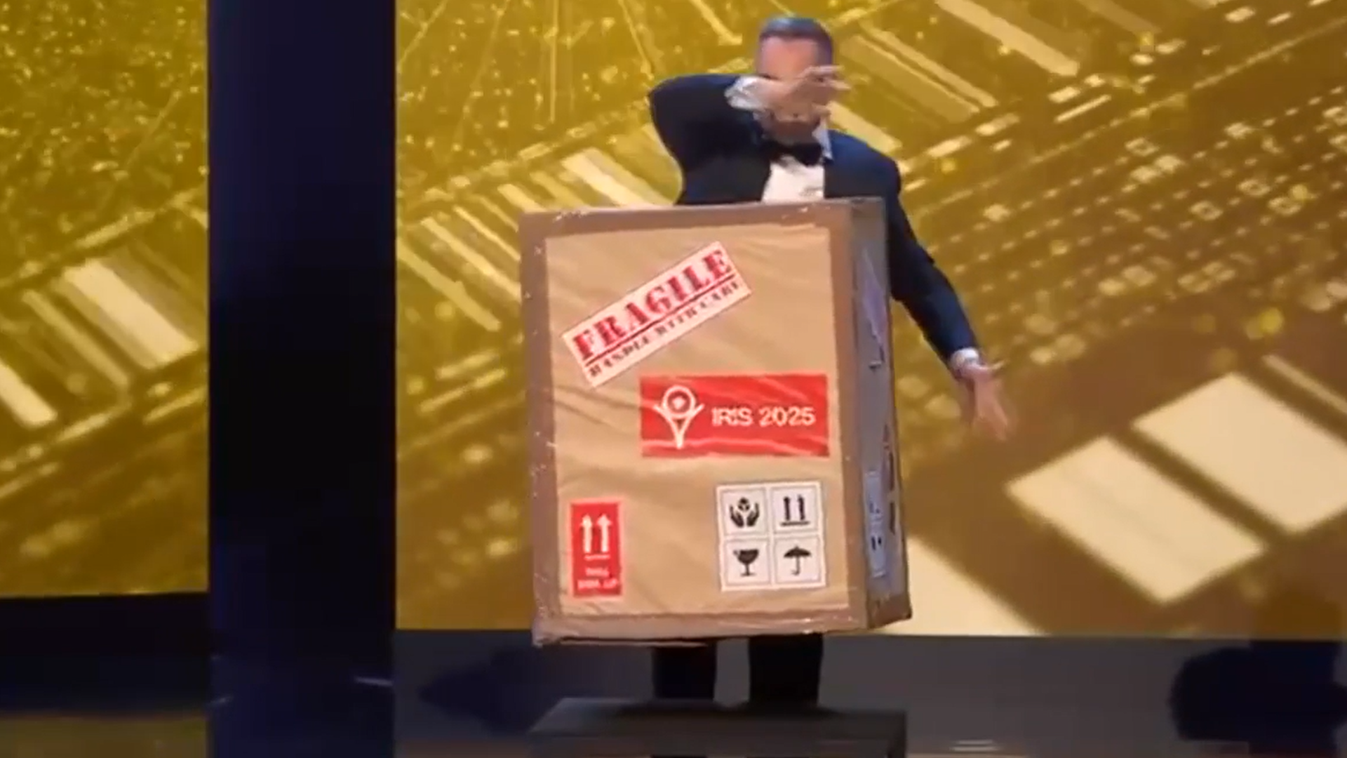 El truco de Jorge Blass que hace aparecer a María Casado en el escenario de la gala de los Premios Iris El truco de Jorge Blass que hace aparecer a María Casado en el escenario de la gala de los Premios Iris