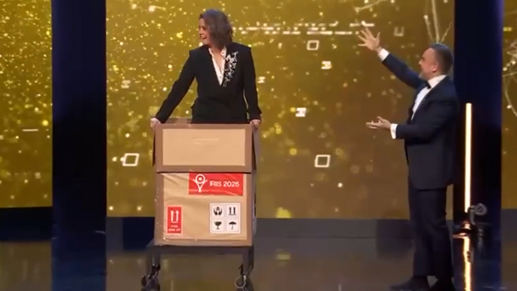 El truco de Jorge Blass que hace aparecer a María Casado en el escenario de la gala de los Premios Iris