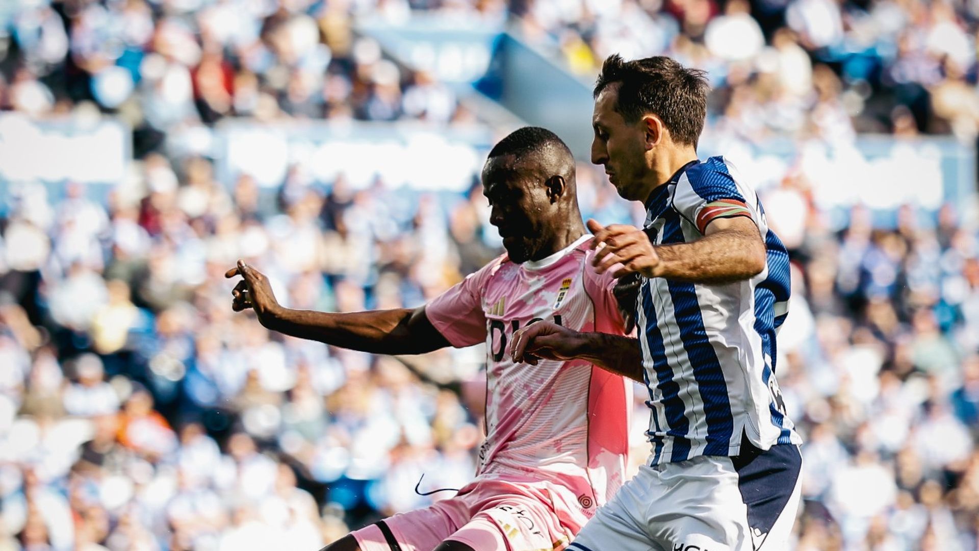 Eric Bailly y Mikel Oyarzabal, en el Real Sociedad-Oviedo