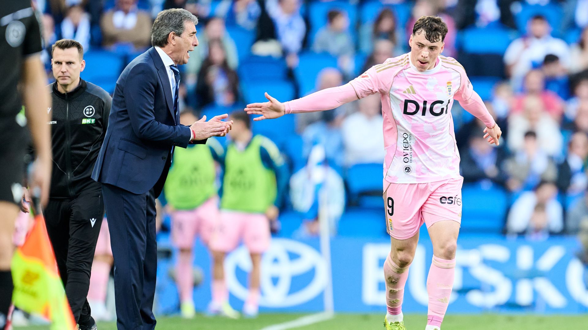 Guillermo Almada felicita a Fede Viñas en el Real Oviedo