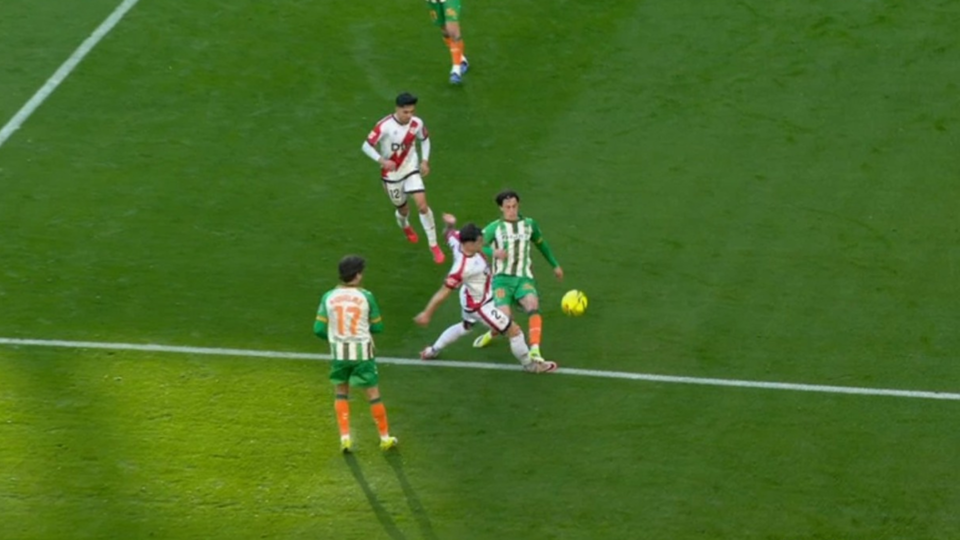 La polémica acción entre Valentín Gómez y Ratiu en el Betis-Rayo