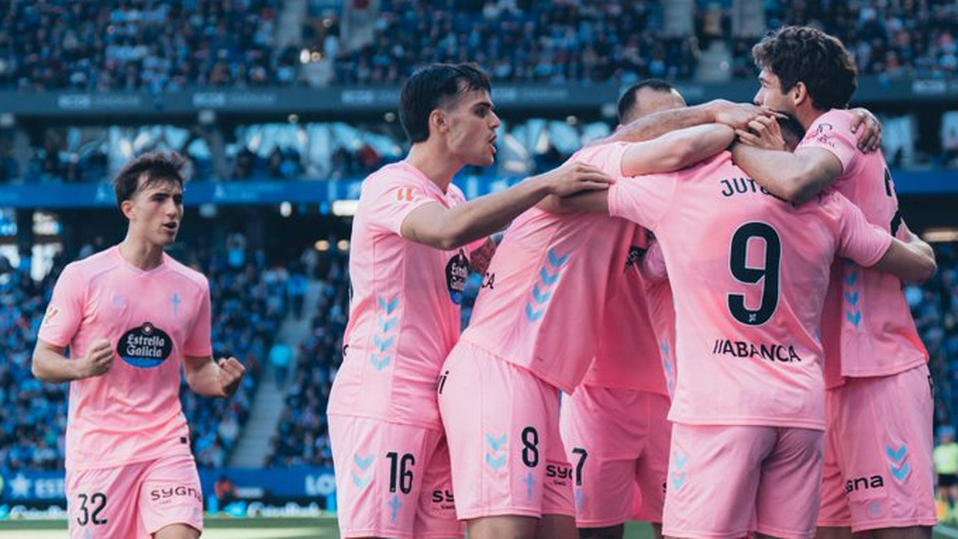 Los jugadores del Celta celebran un gol