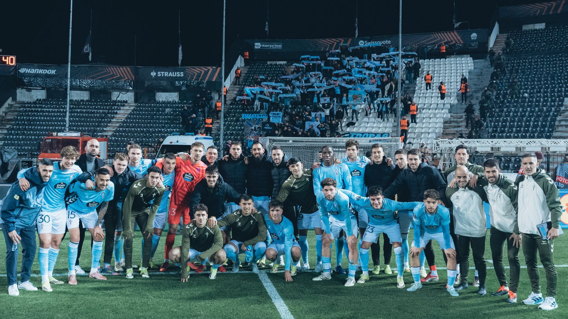 Los jugadores del Celta con aficionados en Salónica