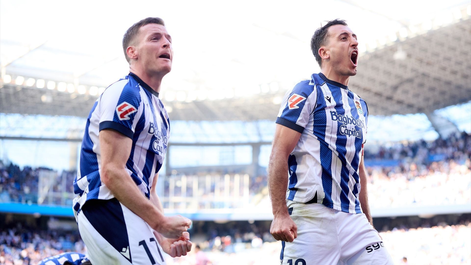 Sergio Gómez y Oyarzabal celebran un gol en el Real Sociedad-Oviedo