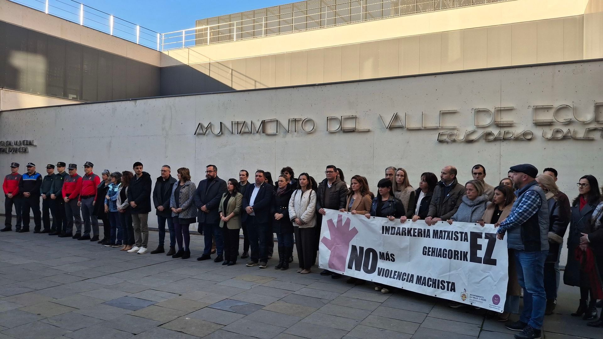 Vecinos y representantes políticos muestran su repulsa por el crimen de una mujer de Sarriguren