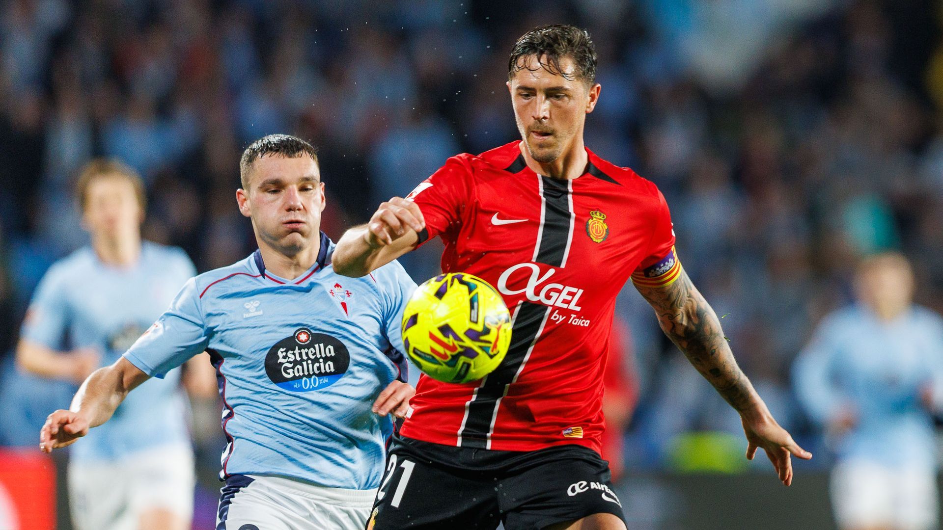Antonio Raíllo controla un balón en el Celta-Mallorca