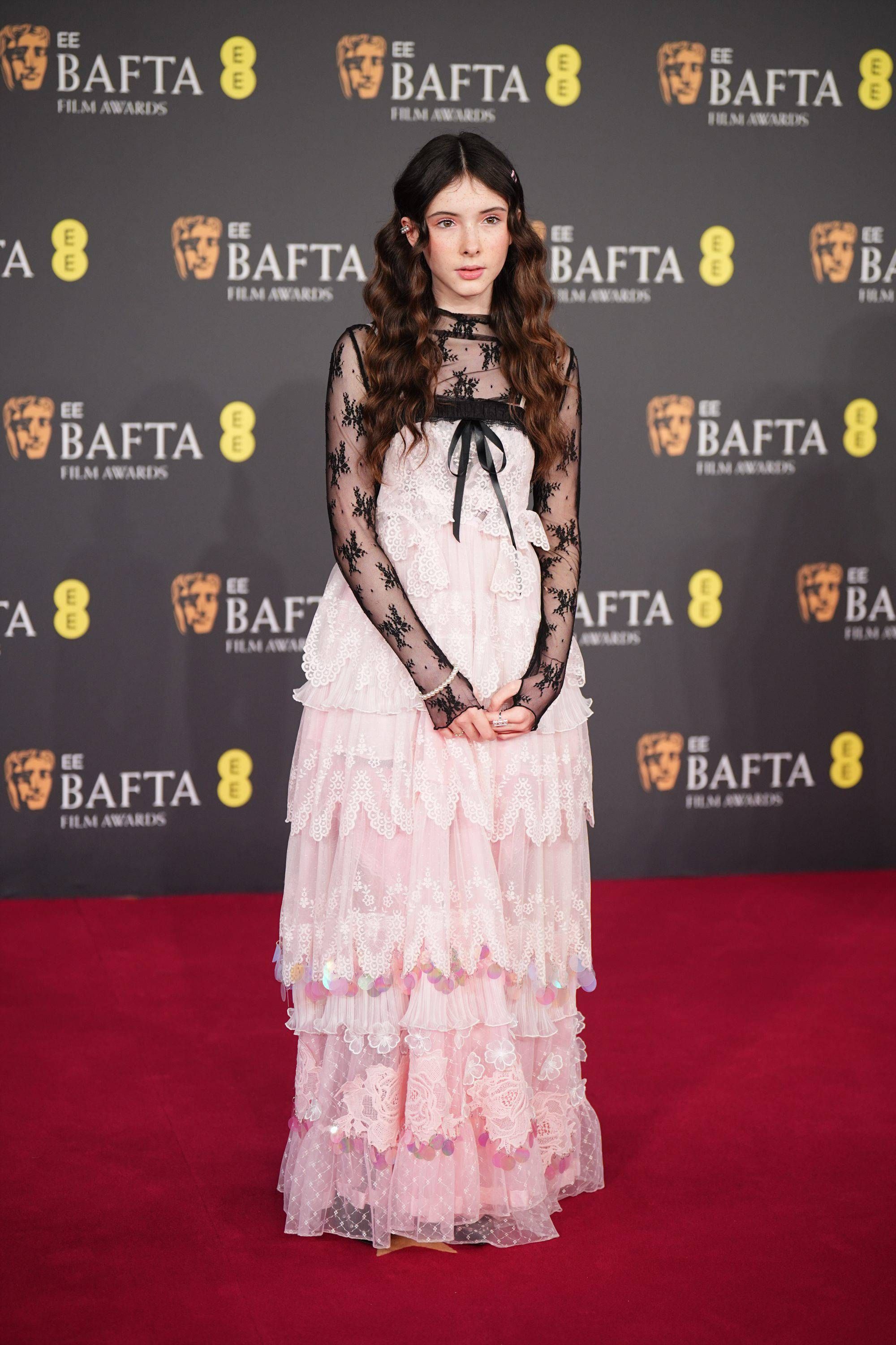 Bodhi Rae Breathnach en la alfombra roja de los Bafta 2026
