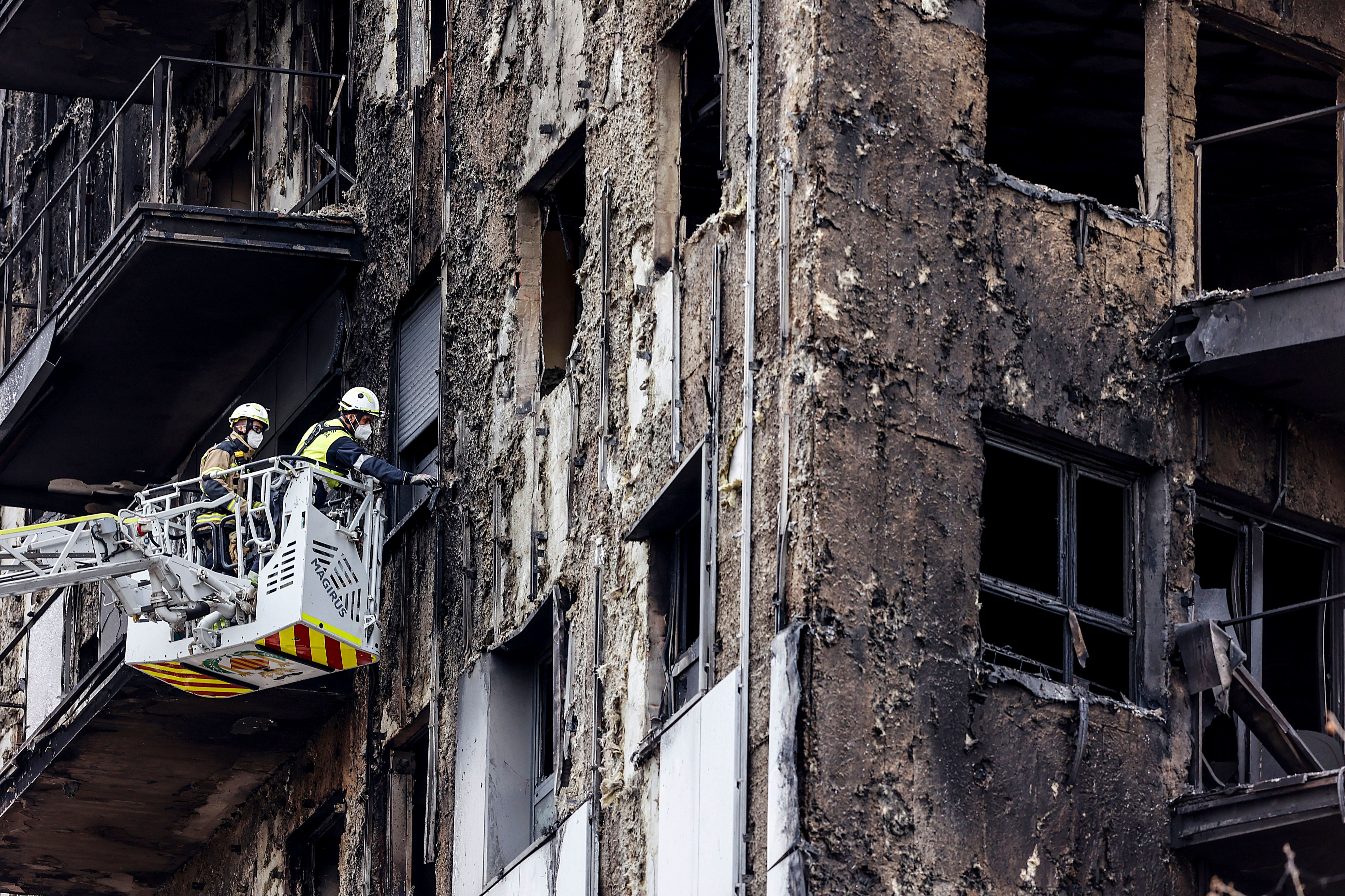 Bomberos saneando la fachada del edificio incendiado - Archivo