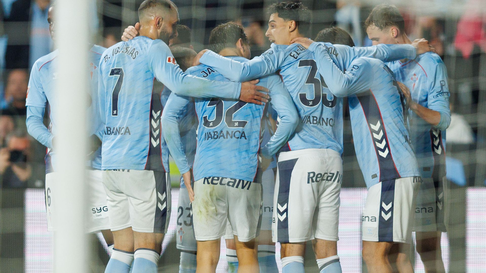Borja Iglesias, en la piña del Celta tras un gol