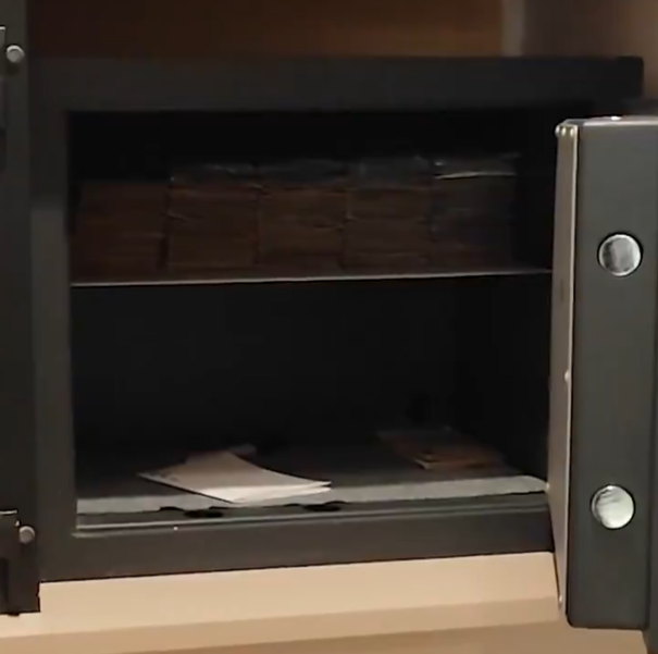 Caja fuerte donde tenían fardos de billetes