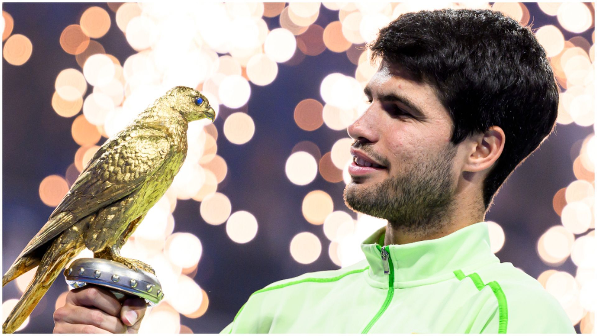 Carlos Alcaraz con el halcón dorado conseguido en el Open de Doha
