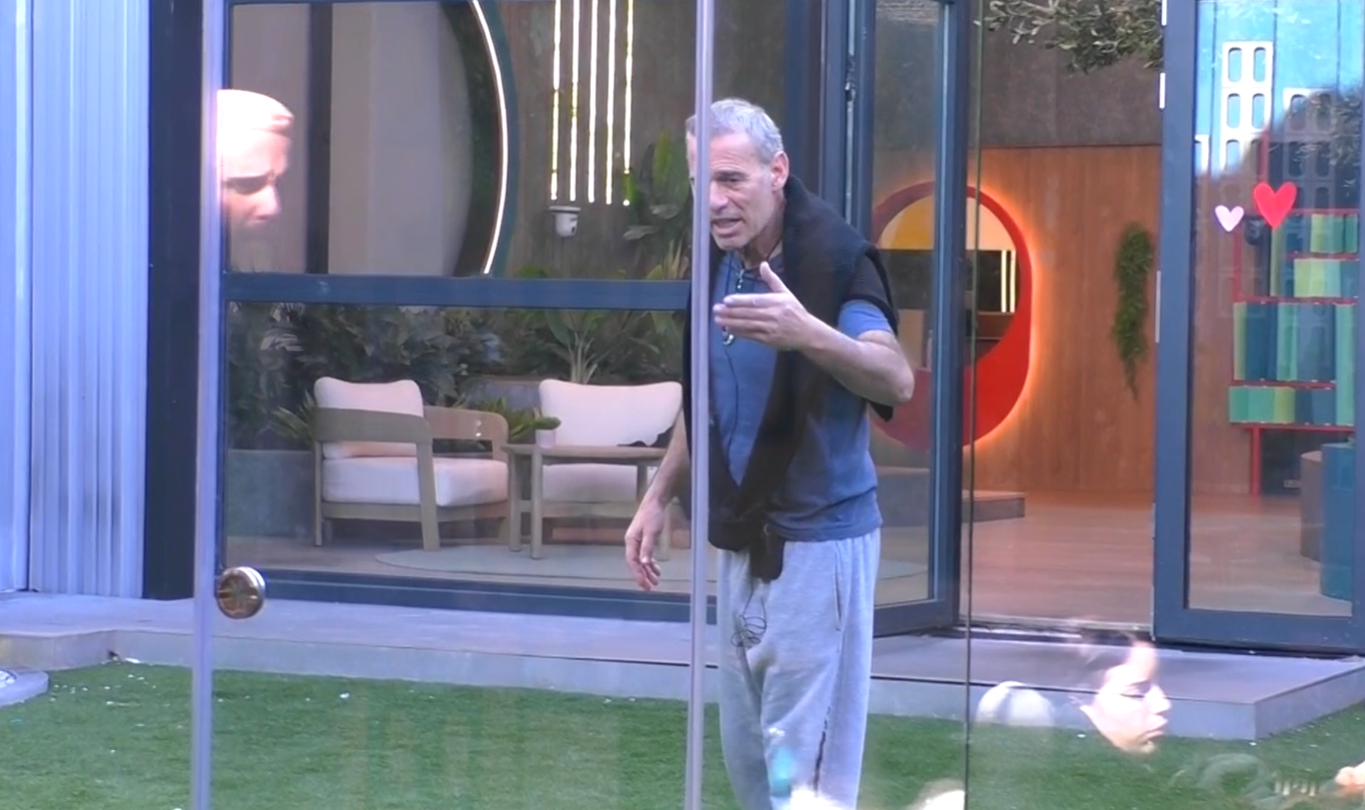 Carlos se va molesto