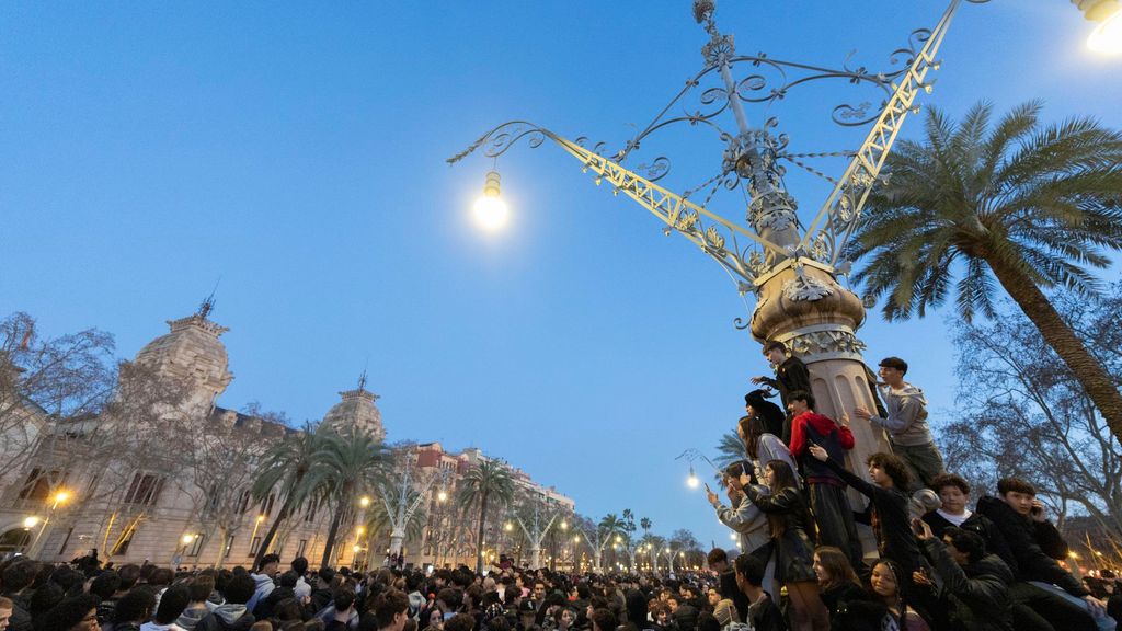 Así ha sido la quedada de 'therians' en Barcelona que ha acabado en disturbios: reunió a 3.000 personas, la mayoría curiosos