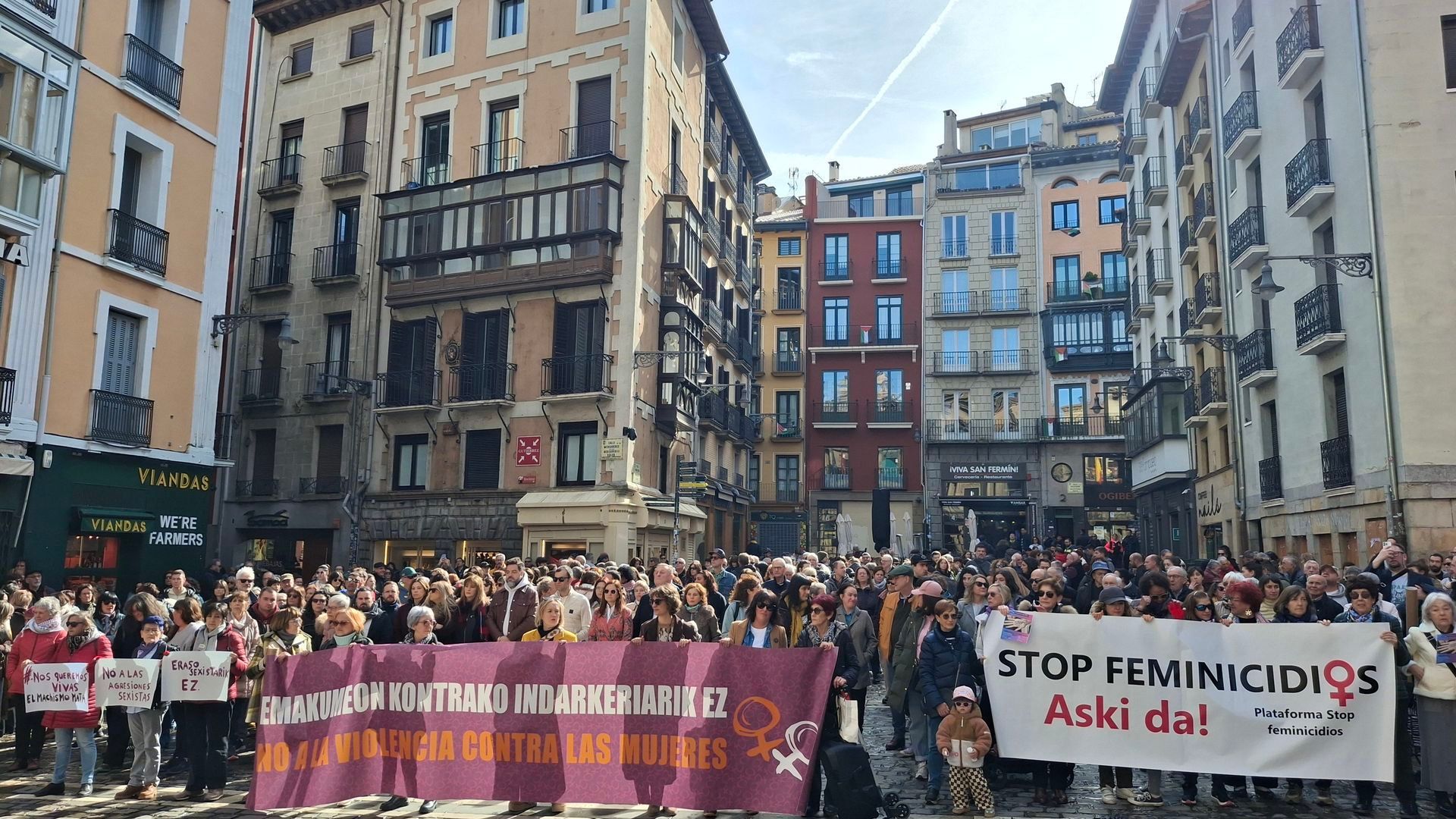 Concentración en Pamplona para rechazar el asesinato de una mujer en Sarriguren. Concentración en Pamplona para rechazar el asesinato de una mujer en Sarriguren.